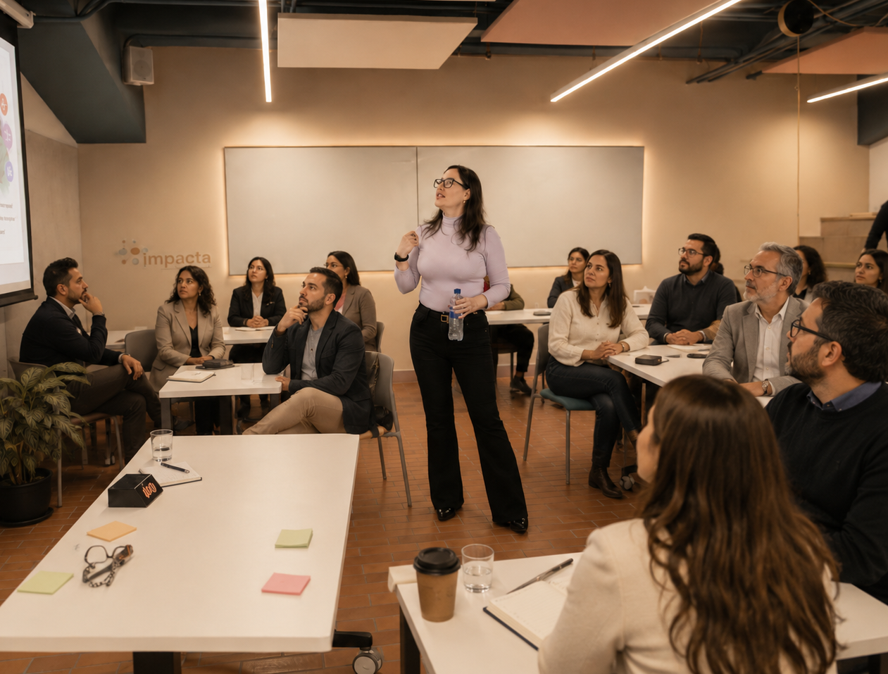 Ángela Henker facilitando un taller organizacional